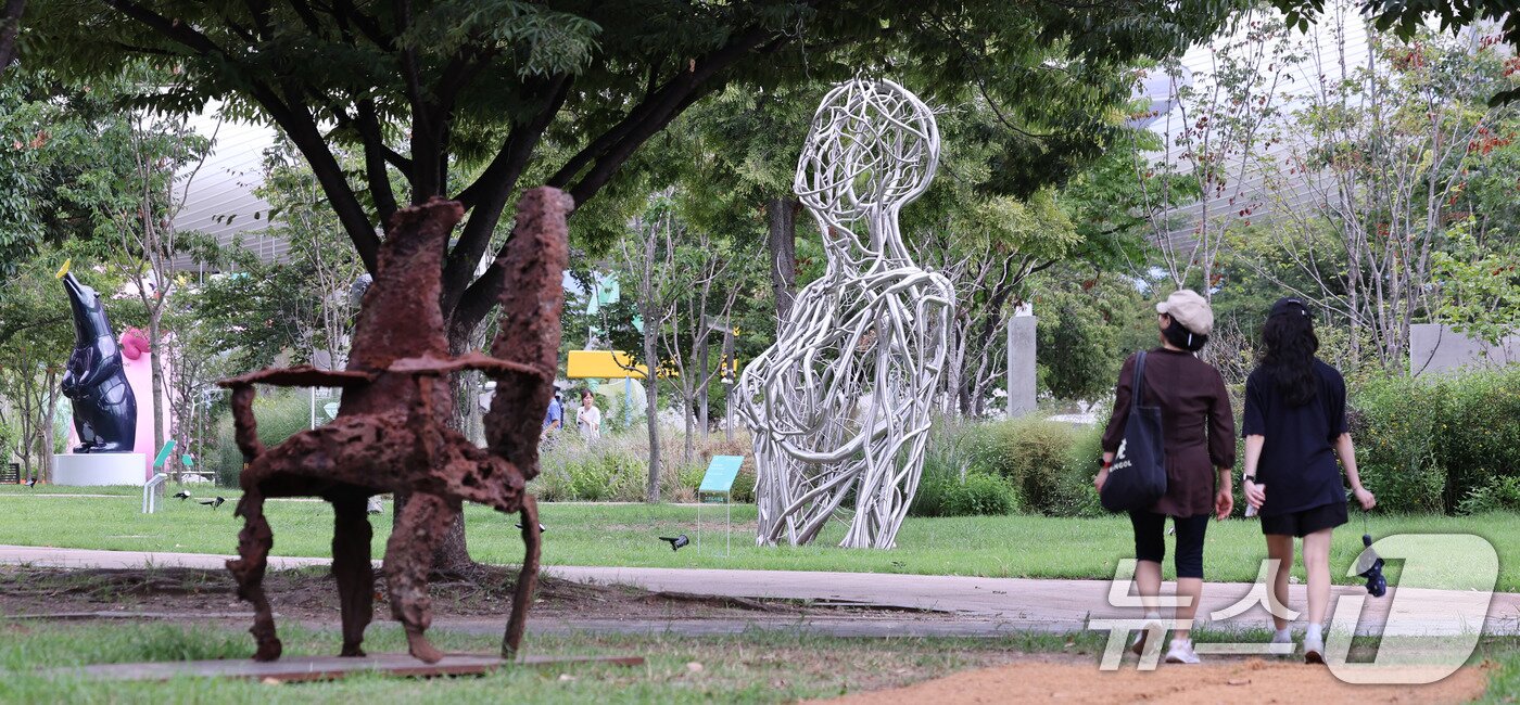 본문 이미지 - 1일 서울 광진구 뚝섬한강공원에서 열린 제2회 서울조각페스티벌을 찾은 시민들이 전시된 조각을 살펴보고 있다. 2025.9.1/뉴스1 ⓒ News1 박지혜 기자