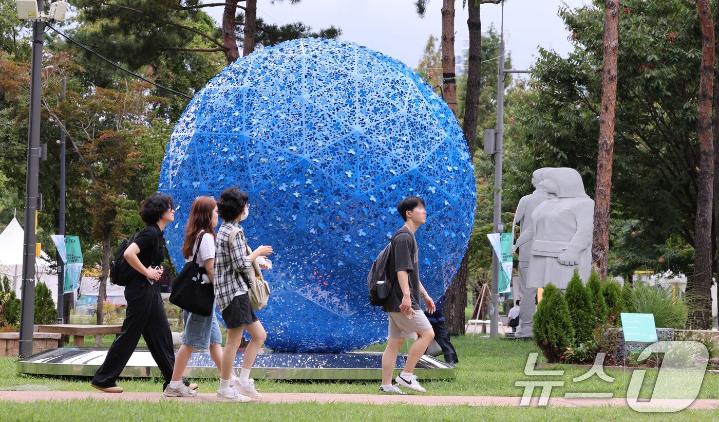 본문 이미지 - 1일 서울 광진구 뚝섬한강공원에서 열린 제2회 서울조각페스티벌을 찾은 시민들이 전시된 조각을 살펴보고 있다. 2025.9.1/뉴스1 ⓒ News1 박지혜 기자