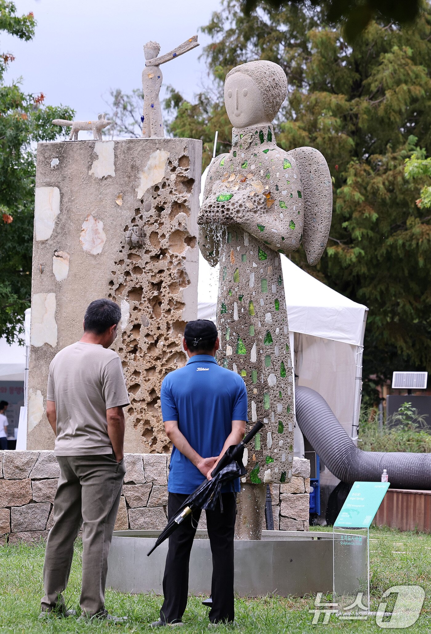 본문 이미지 - 1일 서울 광진구 뚝섬한강공원에서 열린 제2회 서울조각페스티벌을 찾은 시민들이 전시된 조각을 살펴보고 있다2025.9.1/뉴스1 ⓒ News1 박지혜 기자