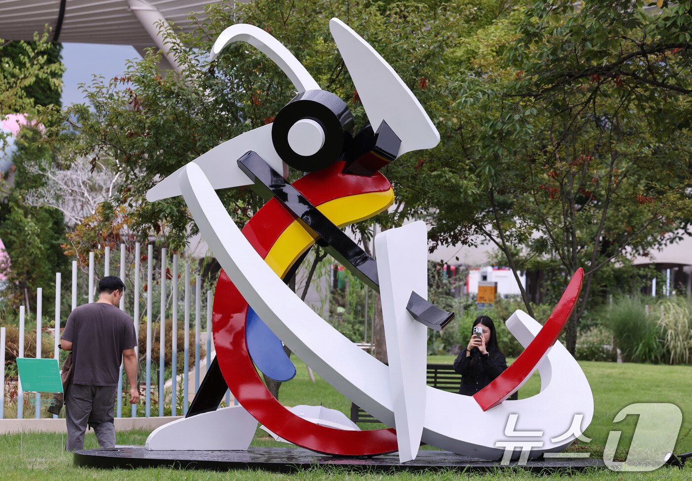 본문 이미지 - 1일 서울 광진구 뚝섬한강공원에서 열린 제2회 서울조각페스티벌을 찾은 시민들이 전시된 조각을 살펴보고 있다. 2025.9.1/뉴스1 ⓒ News1 박지혜 기자