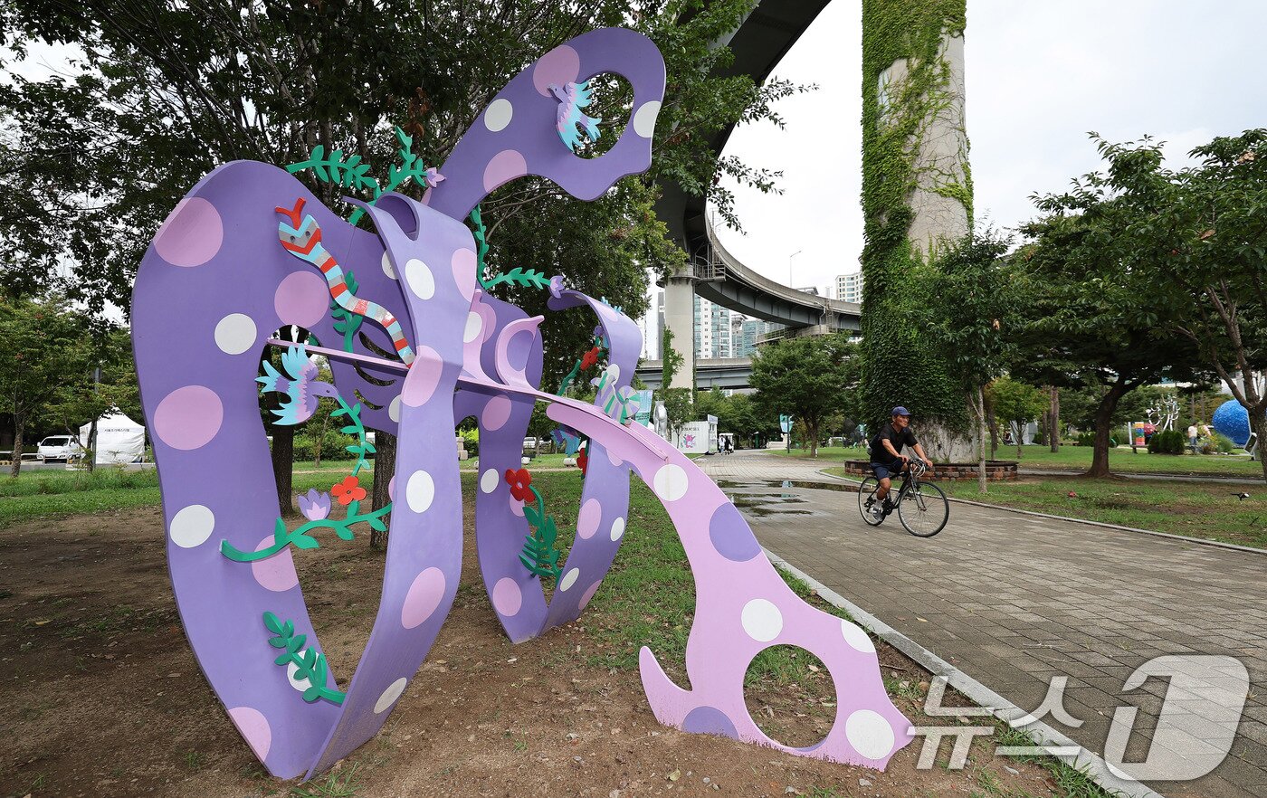 본문 이미지 - 1일 서울 광진구 뚝섬한강공원에서 열린 제2회 서울조각페스티벌을 찾은 시민이 전시된 조각을 살펴보고 있다.2025.9.1/뉴스1 ⓒ News1 박지혜 기자