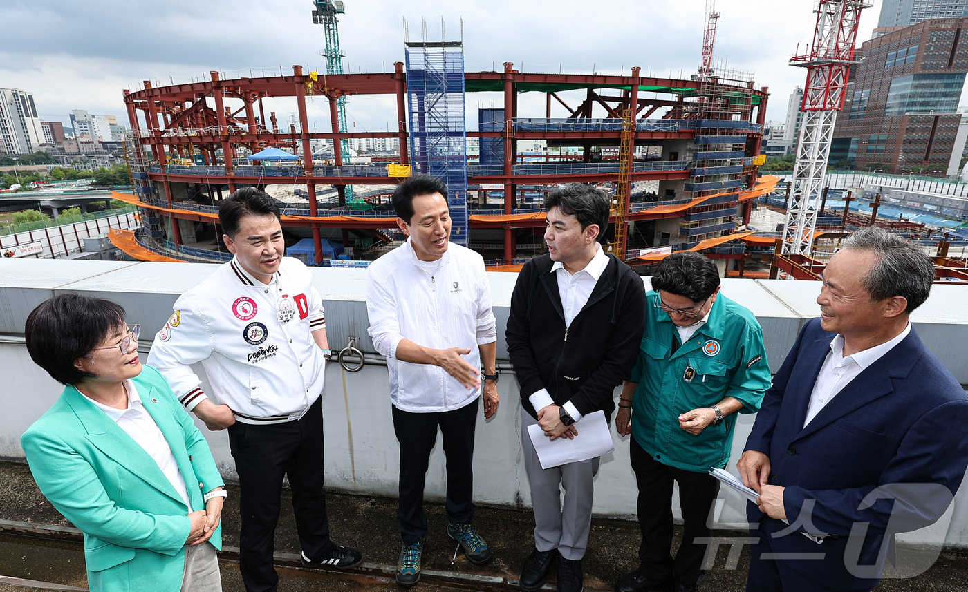 (서울=뉴스1) 김도우 기자 = 오세훈 서울시장이 1일 서울 도봉구에 완공 예정인 복합문화시설 서울아레나를 방문해 현장점검 하고 있다.서울아레나는 최대 2만8천명의 관객을 동시에 …