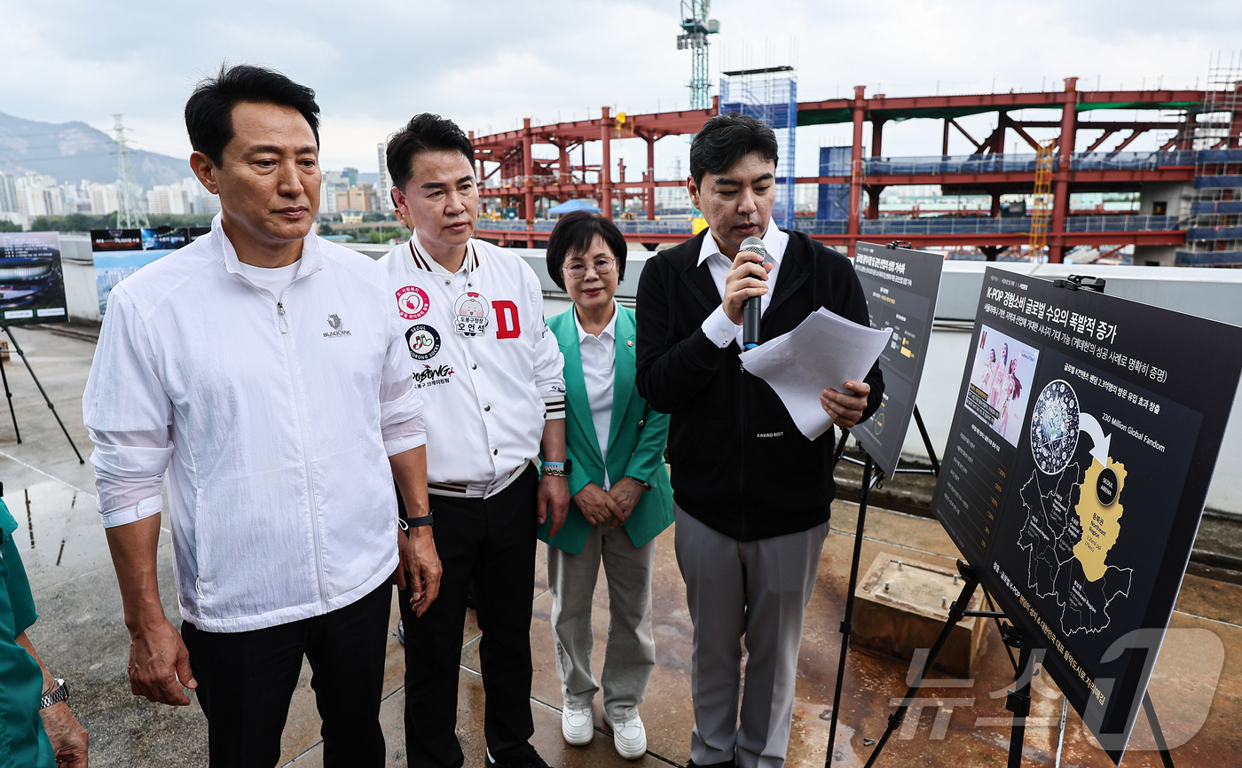 (서울=뉴스1) 김도우 기자 = 오세훈 서울시장이 1일 서울 도봉구에 완공 예정인 복합문화시설 서울아레나를 방문해 현장점검 하고 있다.서울아레나는 최대 2만8천명의 관객을 동시에 …