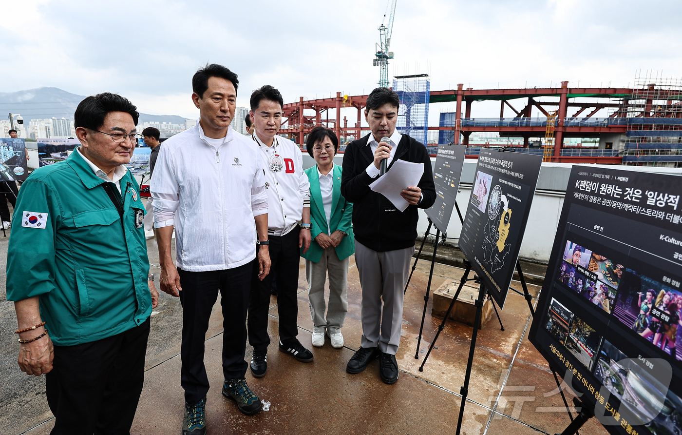 (서울=뉴스1) 김도우 기자 = 오세훈 서울시장이 1일 서울 도봉구에 완공 예정인 복합문화시설 서울아레나를 방문해 현장점검 하고 있다.서울아레나는 최대 2만8천명의 관객을 동시에 …