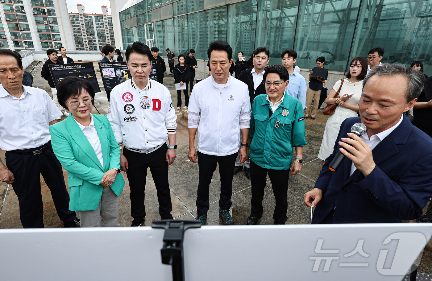 (서울=뉴스1) 김도우 기자 = 오세훈 서울시장이 1일 서울 도봉구에 완공 예정인 복합문화시설 서울아레나를 방문해 현장점검 하고 있다.서울아레나는 최대 2만8천명의 관객을 동시에 …