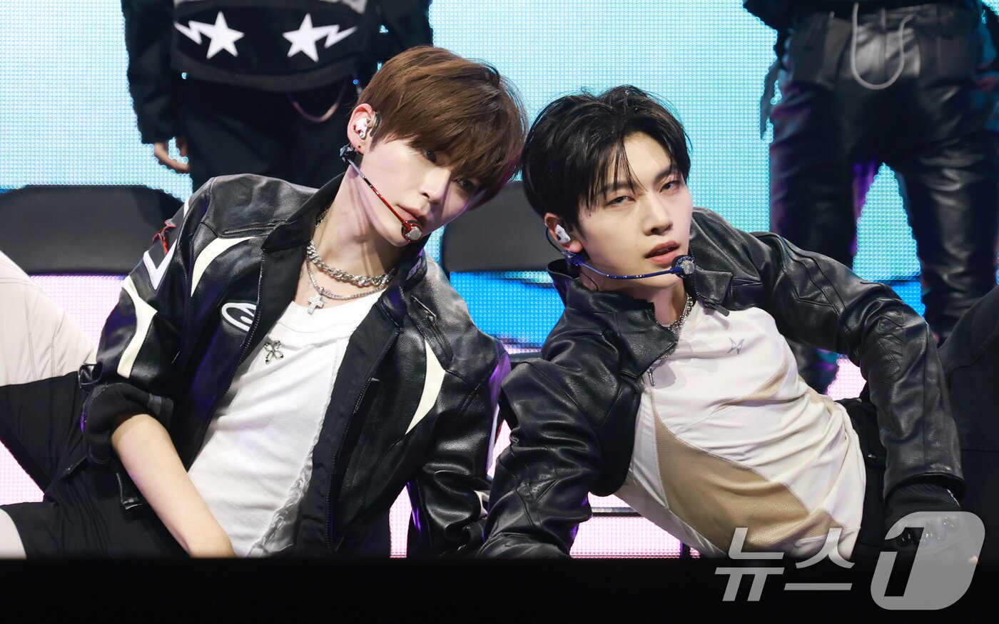 본문 이미지 - 제로베이스원(ZEROBASEONE) 성한빈과 김태래(오른쪽)가 1일 오후 서울 용산구 블루스퀘어 SOL트래블홀에서 가진 정규 1집 ‘NEVER SAY NEVER(네버 세이 네버)’ 발매 기념 쇼케이스에 참석해 신곡을 선보이고 있다. 2025.9.1/뉴스1 ⓒ News1 권현진 기자