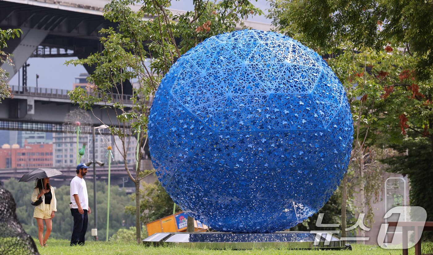 본문 이미지 - 1일 서울 광진구 뚝섬한강공원에서 열린 제2회 서울조각페스티벌을 찾은 시민들이 전시된 조각을 살펴보고 있다.2025.9.1/뉴스1 ⓒ News1 박지혜 기자