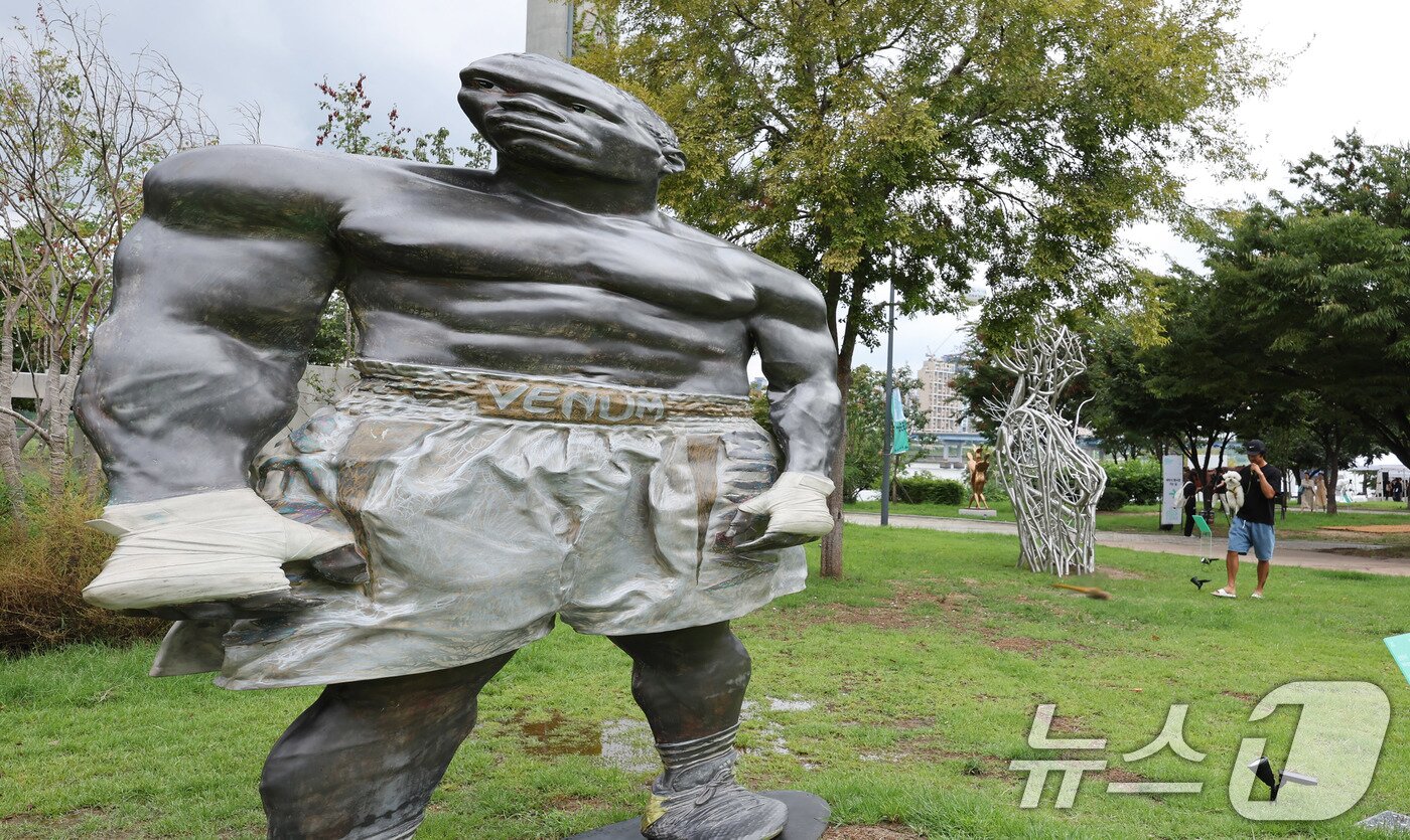 본문 이미지 - 1일 서울 광진구 뚝섬한강공원에서 열린 제2회 서울조각페스티벌을 찾은 시민들이 전시된 조각을 살펴보고 있다.  2025.9.1/뉴스1 ⓒ News1 박지혜 기자