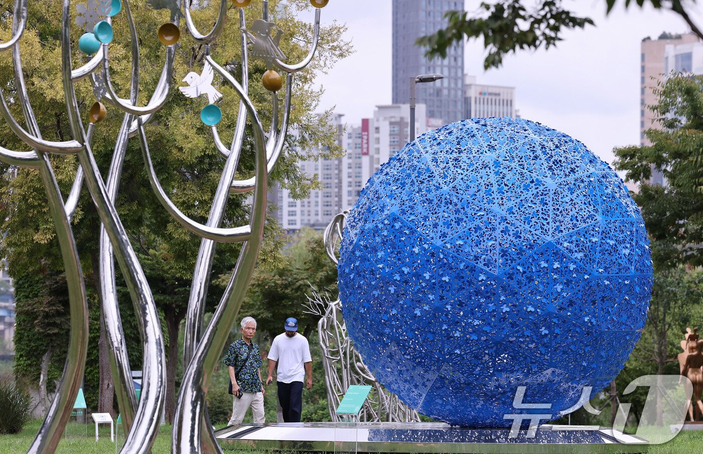 본문 이미지 - 1일 서울 광진구 뚝섬한강공원에서 열린 제2회 서울조각페스티벌을 찾은 시민들이 전시된 조각을 살펴보고 있다2025.9.1/뉴스1 ⓒ News1 박지혜 기자