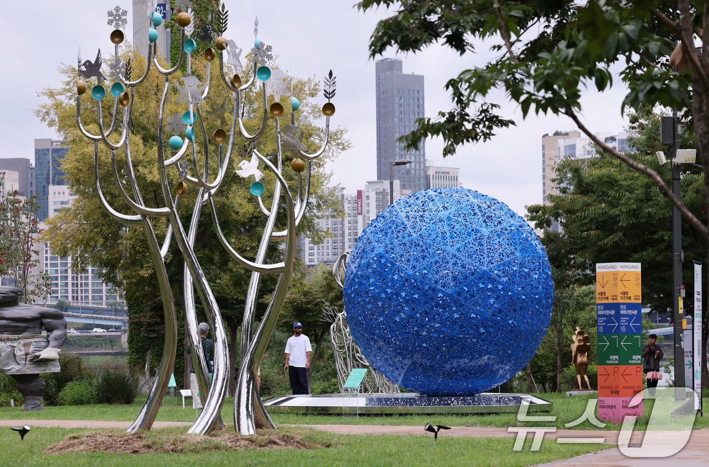 (서울=뉴스1) 박지혜 기자 = 1일 서울 광진구 뚝섬한강공원에서 열린 제2회 서울조각페스티벌을 찾은 시민들이 전시된 조각을 살펴보고 있다.서울시는 오는 11월 30일까지 '제2회 …