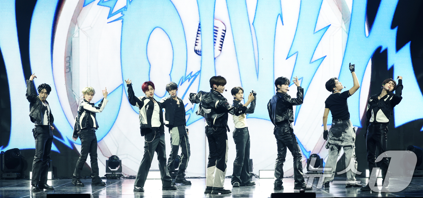 (서울=뉴스1) 권현진 기자 = 제로베이스원(ZEROBASEONE)이 1일 오후 서울 용산구 블루스퀘어 SOL트래블홀에서 가진 정규 1집 ‘NEVER SAY NEVER(네버 세이 …