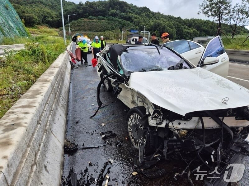 본문 이미지 -  예산 서부내륙고속도로 교통사고 현장.(예산소방서 제공, 재판매 및 DB금지) / 뉴스1