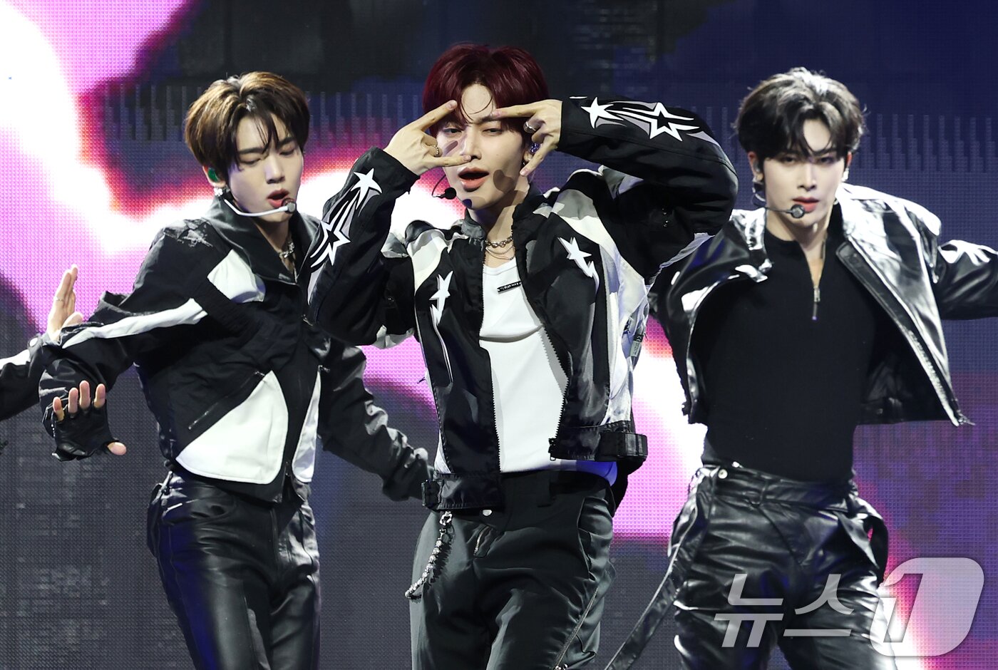 본문 이미지 - 제로베이스원(ZEROBASEONE) 장하오(가운데)가 1일 오후 서울 용산구 블루스퀘어 SOL트래블홀에서 가진 정규 1집 ‘NEVER SAY NEVER(네버 세이 네버)’ 발매 기념 쇼케이스에 참석해 신곡을 선보이고 있다. 2025.9.1/뉴스1 ⓒ News1 권현진 기자