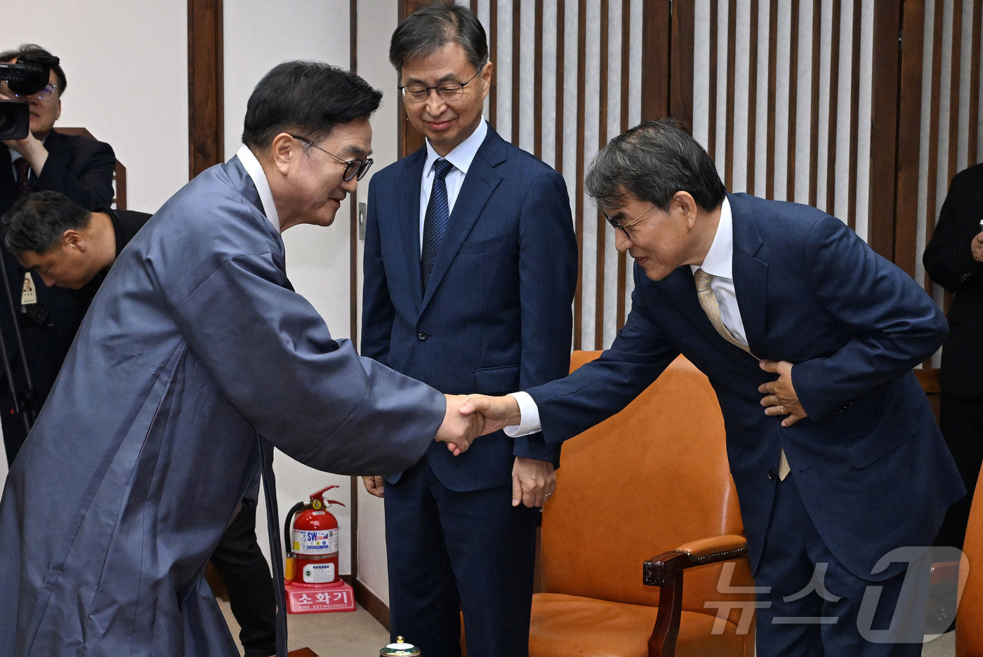 (서울=뉴스1) 국회사진기자단 = 우원식 국회의장이 1일 국회에서 열린 정기국회 개회식에 앞서 노태악 중앙선거관리위원장과 인사를 나누고 있다. 2025.9.1/뉴스1