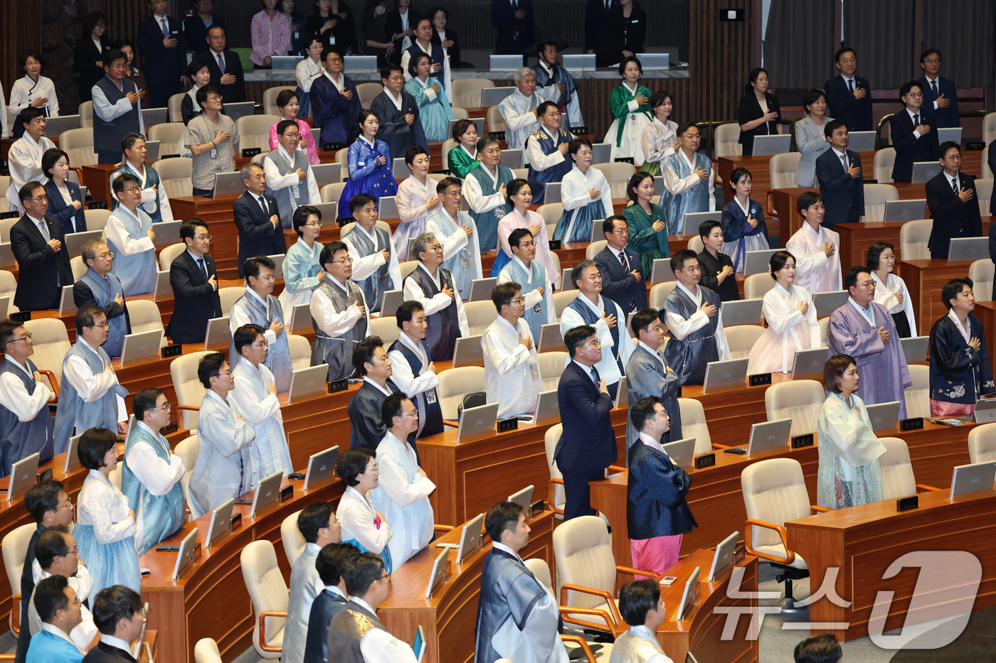 (서울=뉴스1) 이승배 기자 = 1일 오후 서울 여의도 국회에서 열린 제429회 국회(정기회) 개회식에서 의원들이 국민의례하고 있다. 2025.9.1/뉴스1