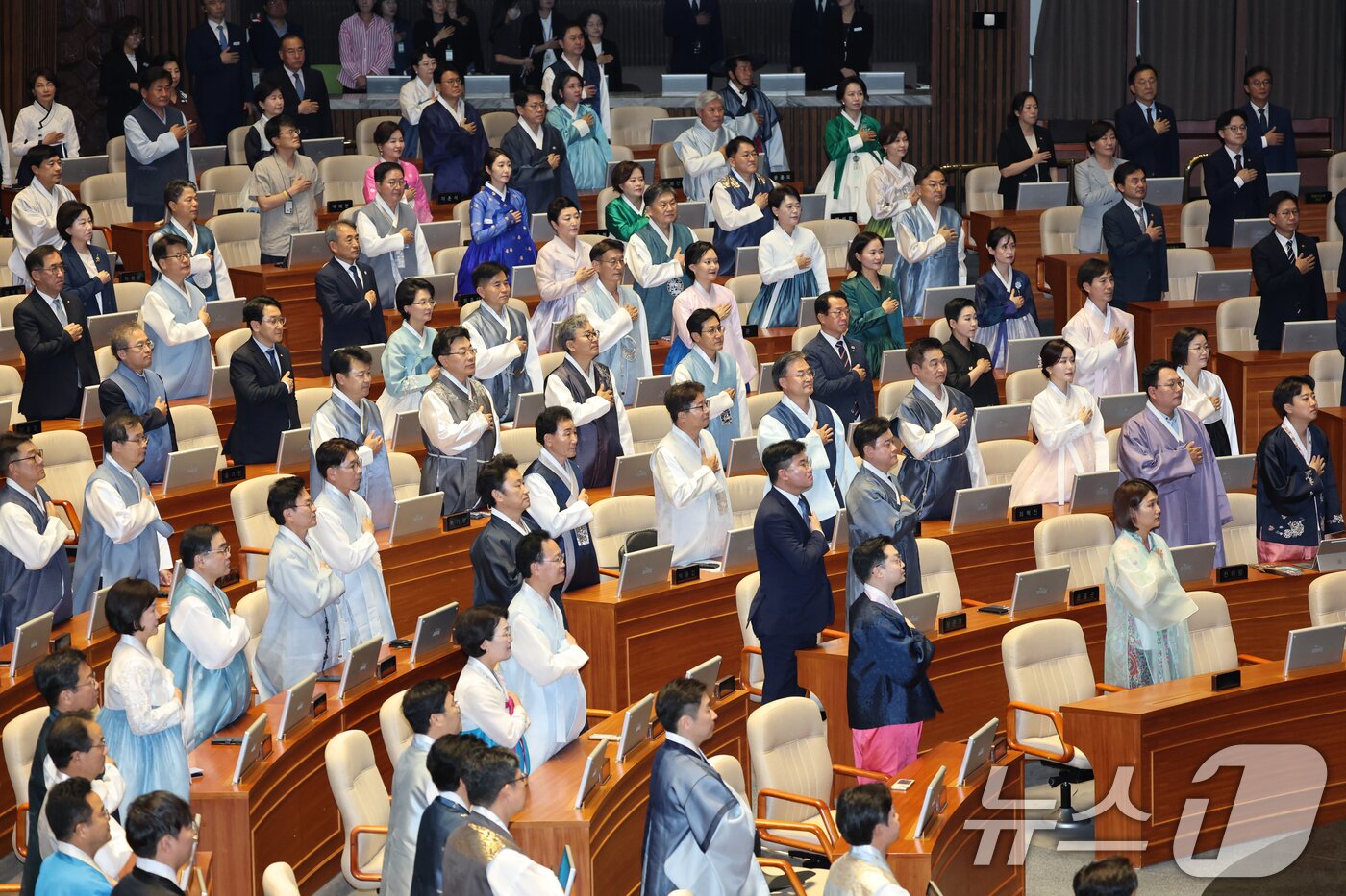 본문 이미지 - 1일 오후 서울 여의도 국회에서 열린 제429회 국회&#40;정기회&#41; 개회식에서 의원들이 국민의례하고 있다. 2025.9.1/뉴스1 ⓒ News1 이승배 기자