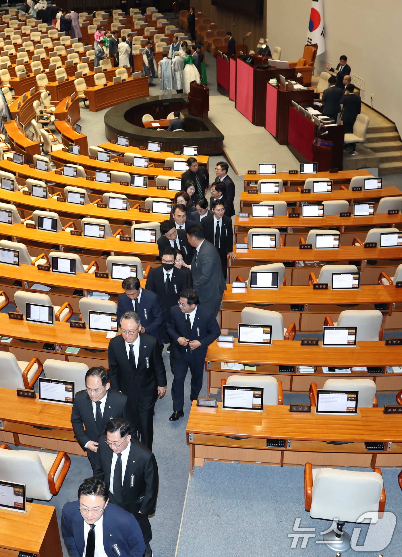 본문 이미지 - 국민의힘 의원들이 1일 오후 서울 여의도 국회에서 열린 제429회 국회&#40;정기회&#41; 제1차 본회의를 마치고 퇴장하고 있다. 2025.9.1/뉴스1 ⓒ News1 이승배 기자