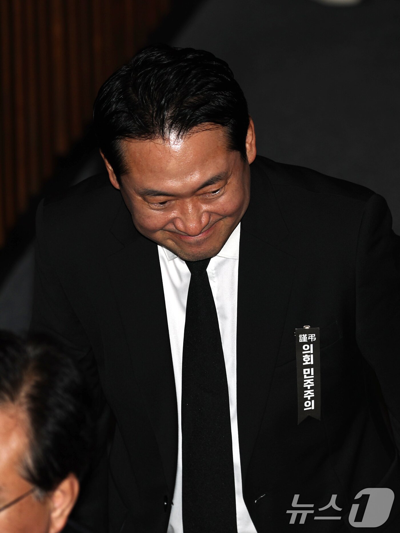 본문 이미지 - 장동혁 국민의힘 대표가 1일 오후 서울 여의도 국회에서 열린 제429회 국회&#40;정기회&#41; 제1차 본회의를 마치고 퇴장하고 있다. 2025.9.1/뉴스1 ⓒ News1 이승배 기자