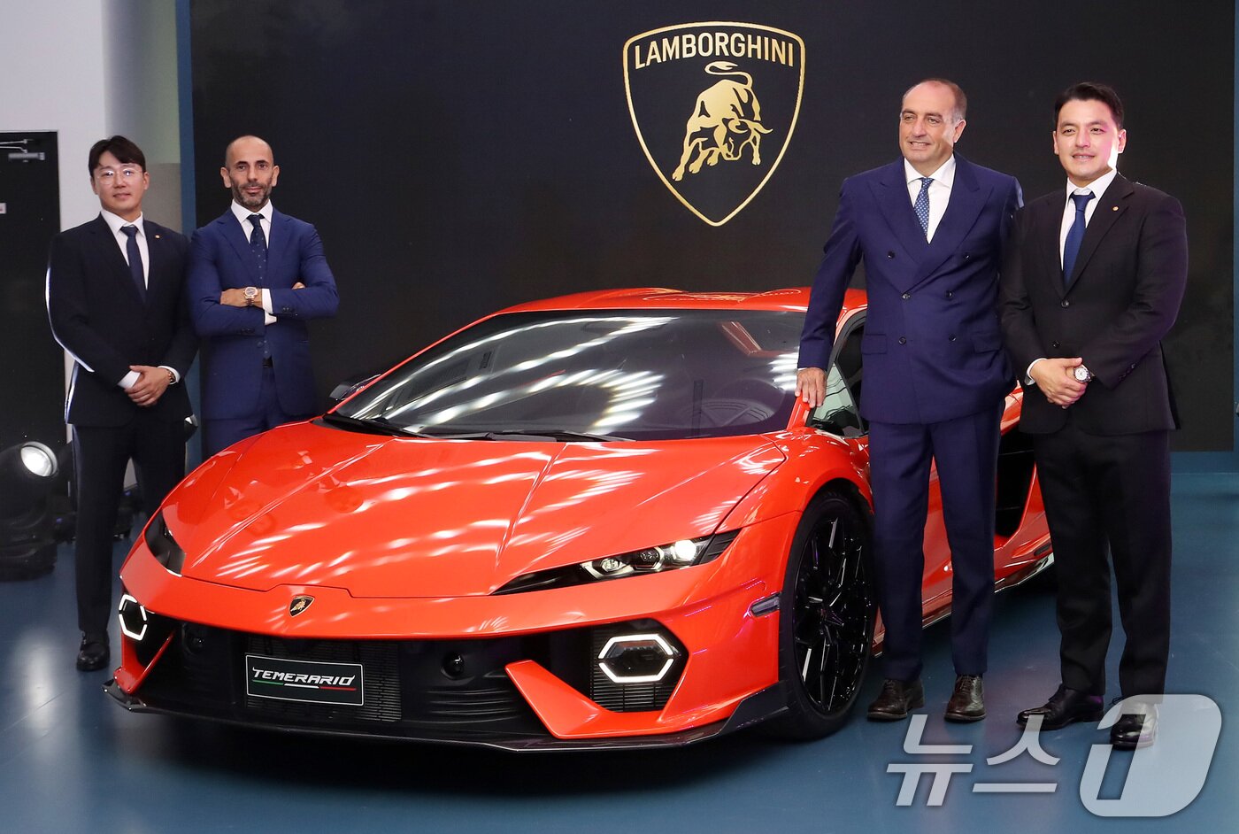 본문 이미지 - 1일 오후 부산 해운대구 람보르기니 부산에서 열린 그랜드 오픈 기념 프레이스데이 행사에서 권혁민 이탈리아 오토모빌리 대표(오른쪽부터), 페데리코 포스키니 오토모빌리 람보르기니 마케팅·세일즈 총괄 책임자, 프란체스코 스카르다오니 아시아 태평양 지역 디렉터, 강민구 이탈리아 오토모빌리 세일즈 본부장이 람보르기니 테메라리오 포토타임을 갖고 있다. 2025.9.1/뉴스1 ⓒ News1 윤일지 기자