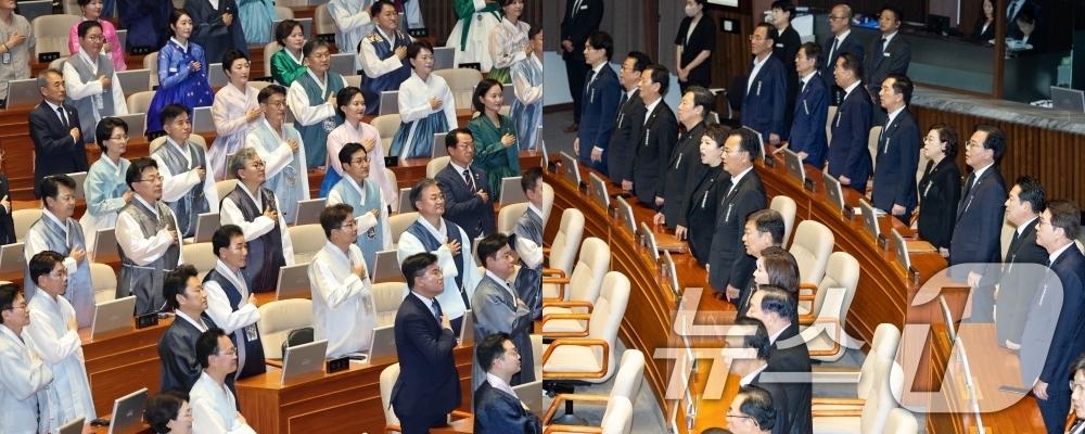 (서울=뉴스1) 유승관 이승배 기자 = 1일 오후 서울 여의도 국회에서 열린 제429회 국회(정기회) 개회식에서 더불어민주당 등 의원들의 한복과 국민의힘 의원들의 상복이 대비되고 …