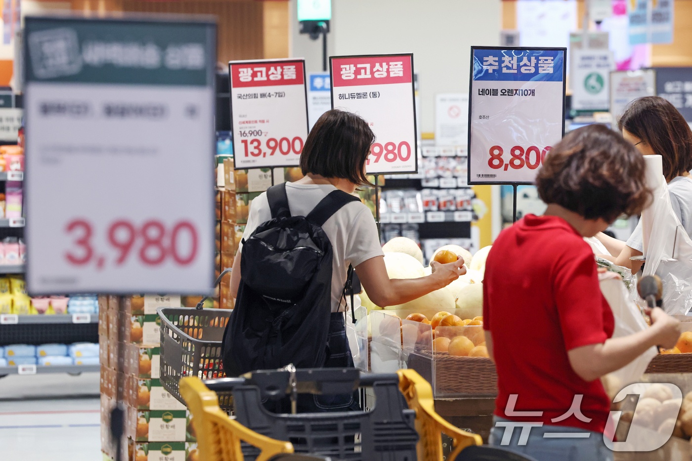 (서울=뉴스1) 민경석 기자 = 폭염·집중호우 등 이상기후와 가공식품 가격 인상 등 고물가 영향으로 우리나라 가구의 식료품·음료 소비가 9년 만에 가장 적은 수준을 기록한 것으로 …