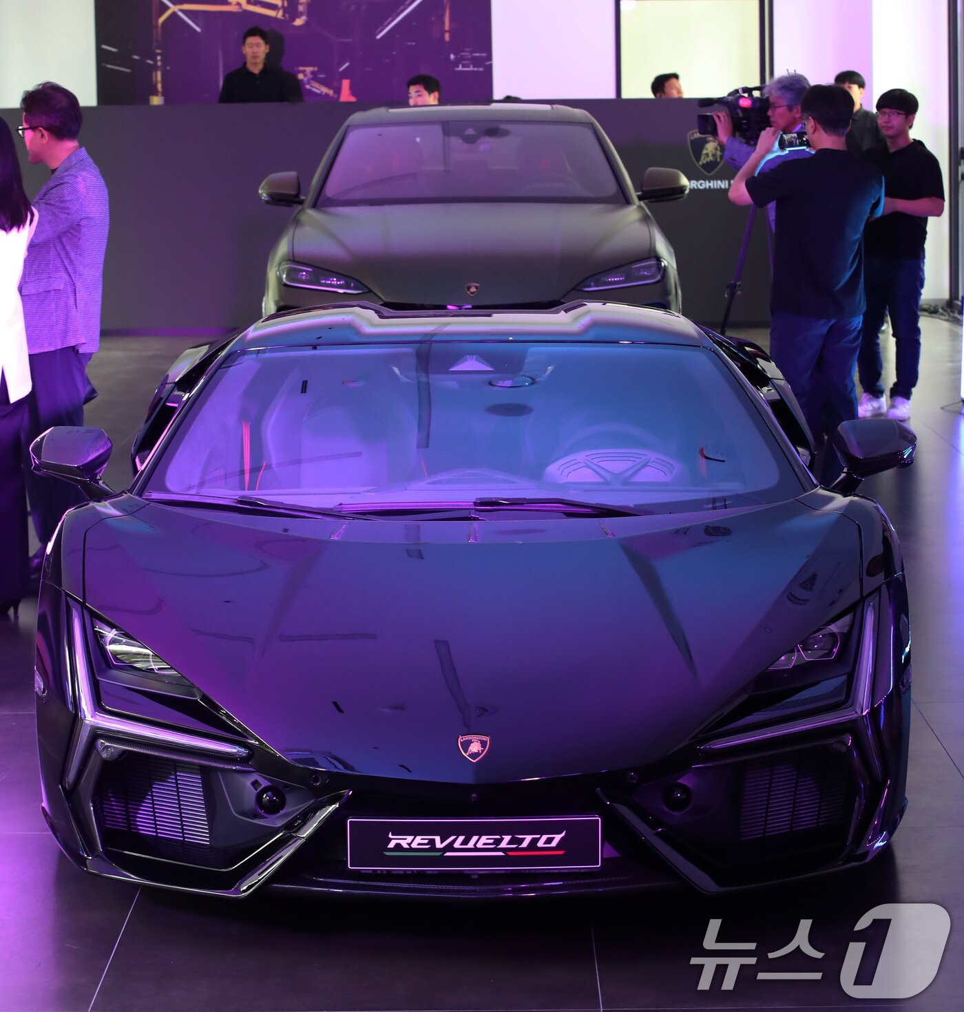 본문 이미지 - 1일 오후 부산 해운대구 람보르기니 부산에서 열린 그랜드 오픈 기념 프레이스데이 행사에서 람보르기니 레부엘토(앞쪽)와 우루스 SE가 전시돼 있다. 2025.9.1/뉴스1 ⓒ News1 윤일지 기자