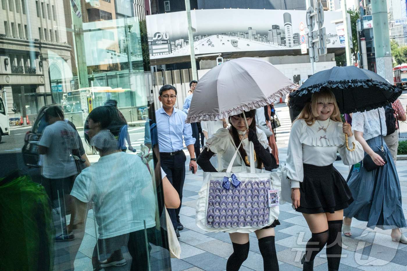 (도쿄 AFP=뉴스1) 김지완 기자 = 1일 일본 도쿄에서 시민들이 뜨거운 햇볕을 피하기 위해 양산을 쓰고 거리를 오가고 있다. 2025.09.01ⓒ AFP=뉴스1