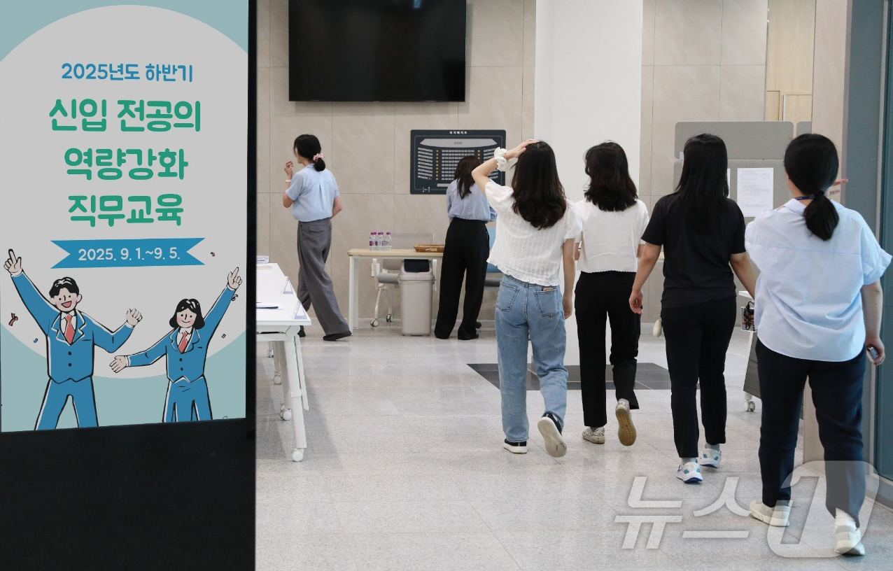 (대전=뉴스1) 김종서 기자 = 1일 대전 중구 충남대병원 임상교육시뮬레이션센터에서 신입 전공의들이 직무교육을 받기 위해 이동하고 있다. (충남대병원 제공. 재판매 및 DB 금지) …