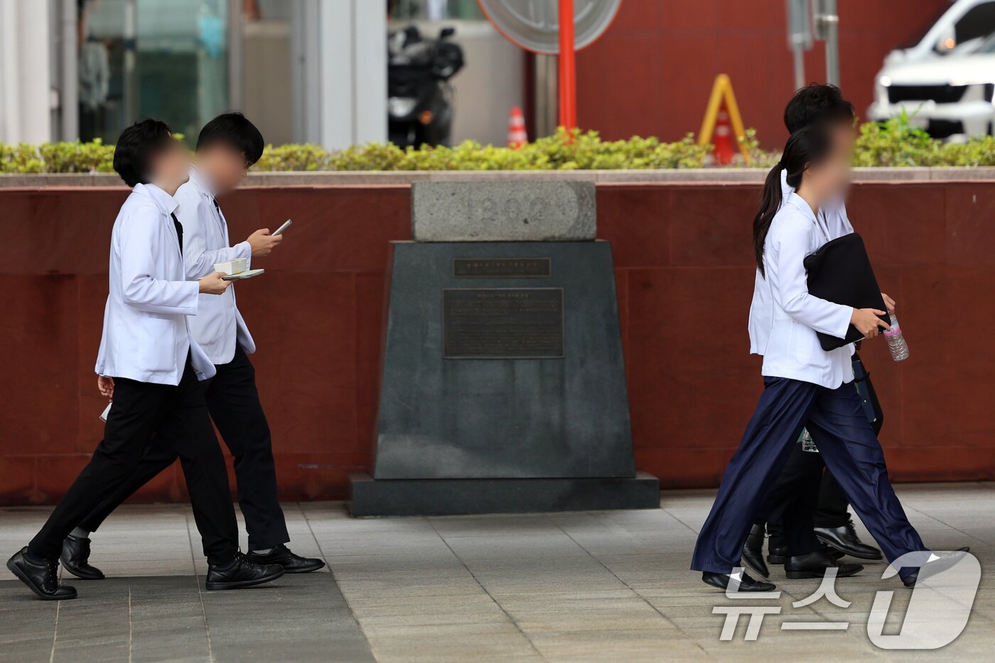 본문 이미지 - 지난해 2월 의대 증원에 반발해 병원을 이탈한 전공의들이 병원에 돌아온 지난 1일 서울 시내 한 대학병원에서 의료진이 이동하고 있다. 2025.9.1/뉴스1 ⓒ News1 황기선 기자