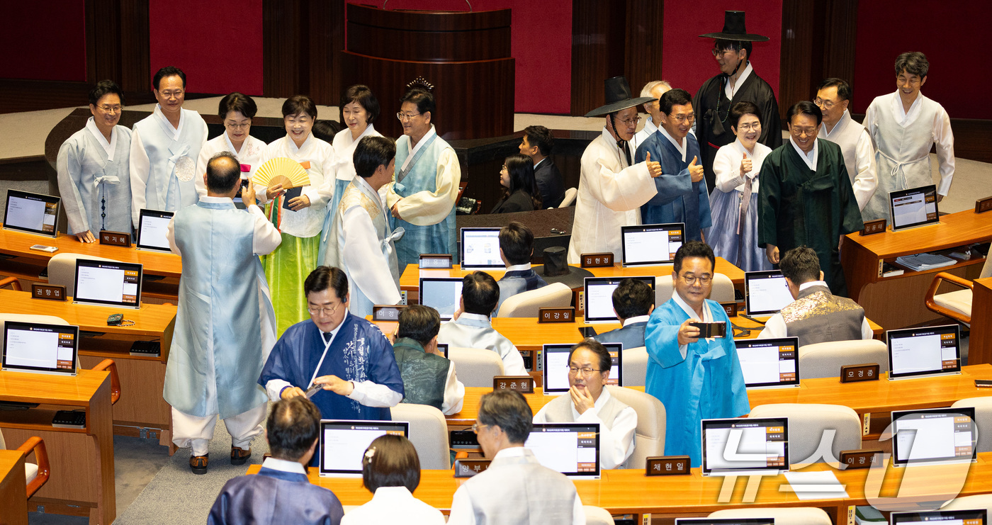 (서울=뉴스1) 유승관 기자 = 한복을 입은 더불어민주당 의원들이 1일 서울 여의도 국회에서 열린 제429회 국회(정기회) 개회식에 앞서 기념 촬영을 하고 있다. 2025.9.1/ …