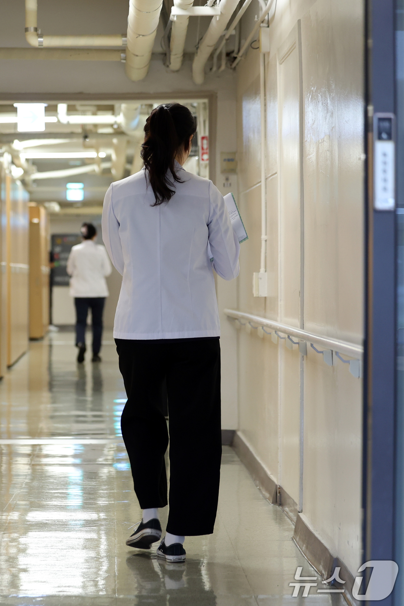 (서울=뉴스1) 황기선 기자 = 지난해 2월 의대 증원에 반발해 병원을 이탈한 전공의들이 병원에 돌아온 1일 서울 시내 한 대학병원에서 의료진이 이동하고 있다.이날 의료계에 따르면 …