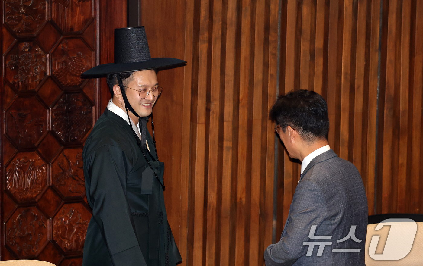 (서울=뉴스1) 이승배 기자 = 전용기 더불어민주당 의원이 1일 오후 서울 여의도 국회에서 열린 제429회 국회(정기회) 개회식에 참석해 의원들과 인사하고 있다. 2025.9.1/ …