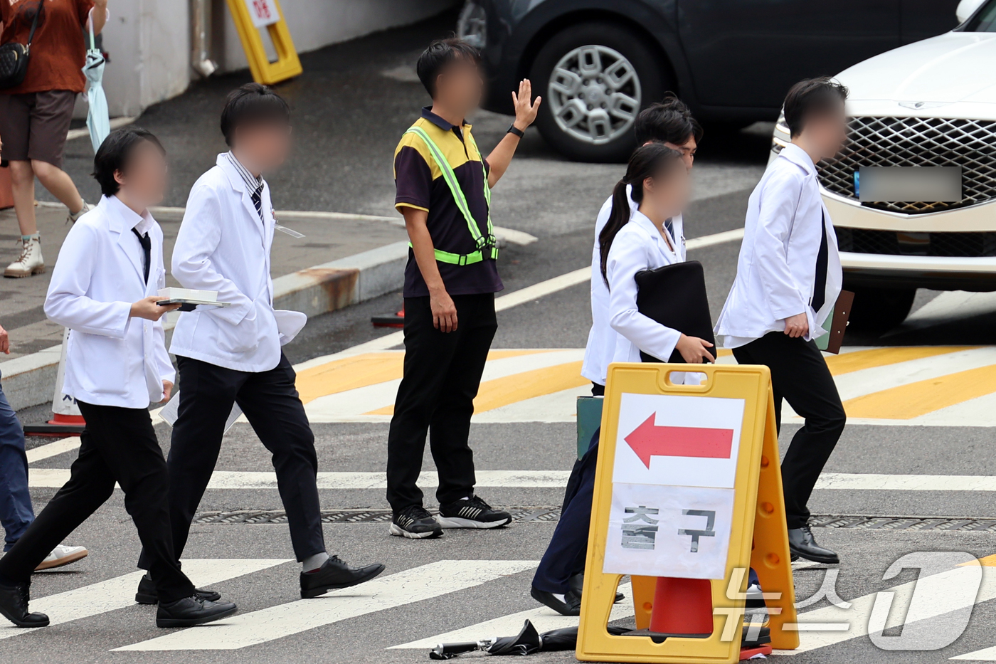 (서울=뉴스1) 황기선 기자 = 지난해 2월 의대 증원에 반발해 병원을 이탈한 전공의들이 병원에 돌아온 1일 서울 시내 한 대학병원에서 의료진이 이동하고 있다.이날 의료계에 따르면 …