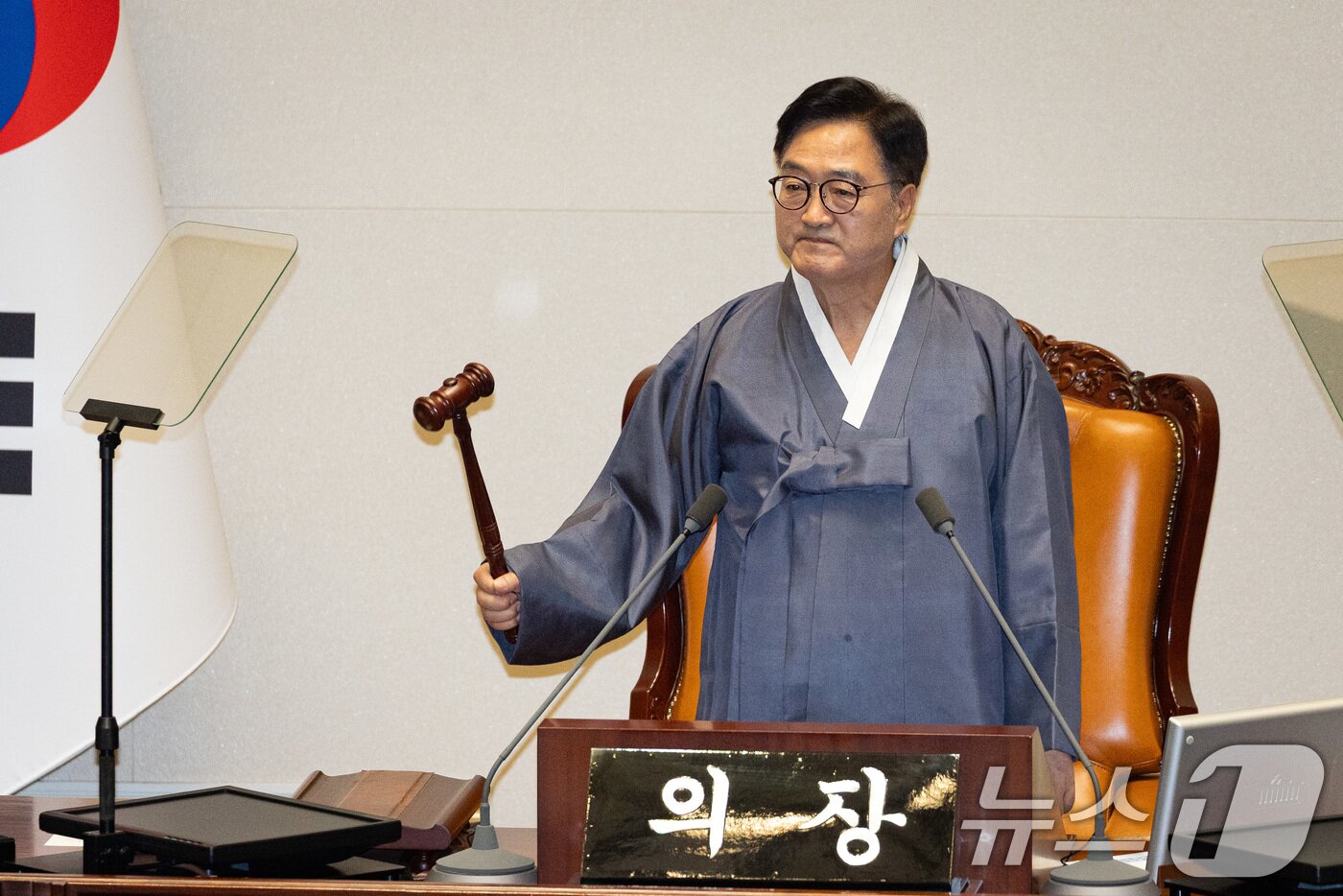 본문 이미지 - 우원식 국회의장이 1일 서울 여의도 국회에서 제429회 국회&#40;정기회&#41; 개회식 직후 열린 1차 본회의에서 의사봉을 두드리고 있다. ⓒ News1 유승관 기자