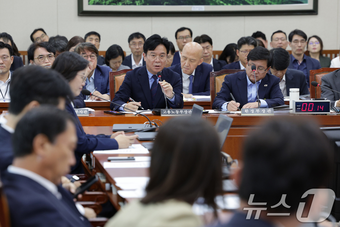 (서울=뉴스1) 신웅수 기자 = 김영훈 고용노동부 장관이 1일 오후 서울 여의도 국회에서 열린 제429회국회(정기회) 환경노동위원회 제1차 전체회의에서 의원 질의에 답변하고 있다. …