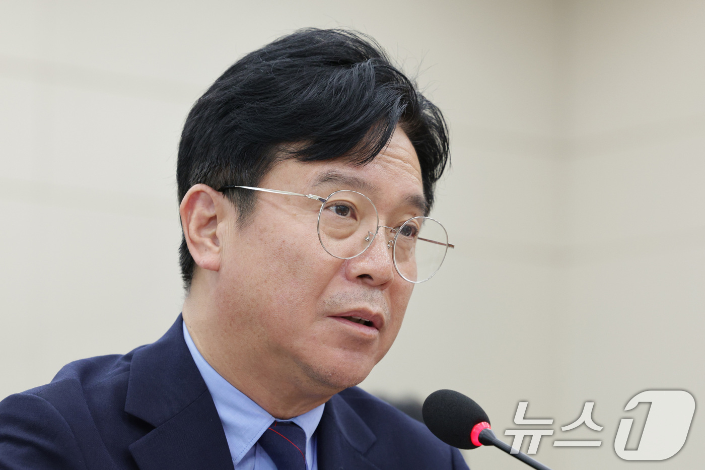 (서울=뉴스1) 신웅수 기자 = 김영훈 고용노동부 장관이 1일 오후 서울 여의도 국회에서 열린 제429회국회(정기회) 환경노동위원회 제1차 전체회의에서 의원 질의에 답변하고 있다. …