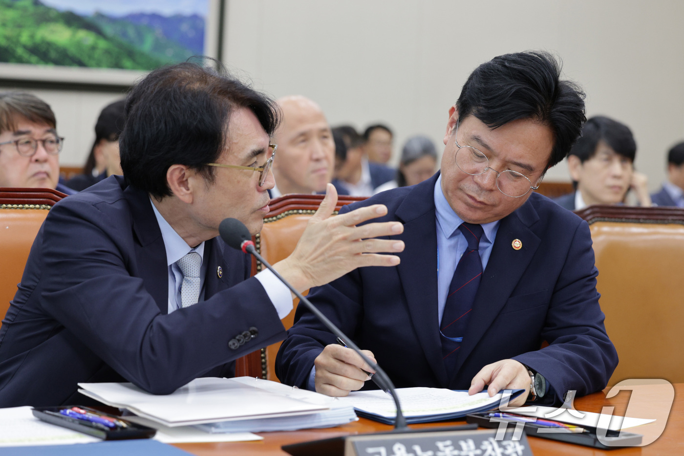 (서울=뉴스1) 신웅수 기자 = 김영훈 고용노동부 장관(오른쪽)이 1일 오후 서울 여의도 국회에서 열린 제429회국회(정기회) 환경노동위원회 제1차 전체회의에서 권창준 차관과 대화 …