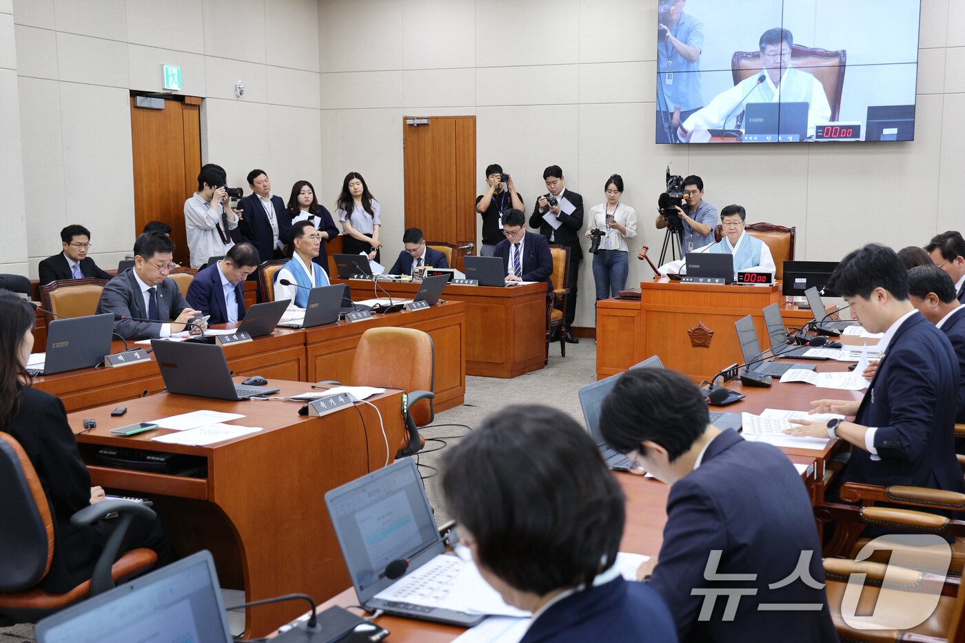 본문 이미지 - 지난달 1일 오후 서울 여의도 국회에서 열린 제429회국회&#40;정기회&#41; 환노위에서 안호영 위원장이 의사봉을 두드리고 있다. 2025.9.1/뉴스1 ⓒ News1 신웅수 기자