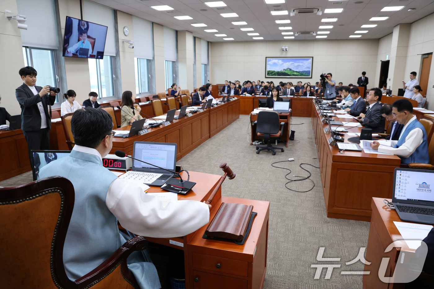 (서울=뉴스1) 신웅수 기자 = 안호영 환경노동위원회 위원장이 1일 오후 서울 여의도 국회에서 열린 제429회국회(정기회) 환노위 제1차 전체회의에서 의사봉을 두드리고 있다. 20 …