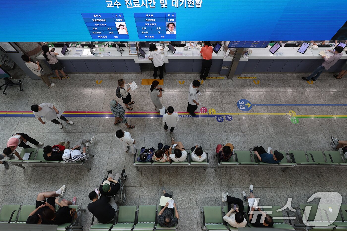 본문 이미지 - 지방의 한 병원 1층 로비에 환자들이 진료 후 대기하고 있다. 2025.9.1/뉴스1 ⓒ News1 박지현 기자