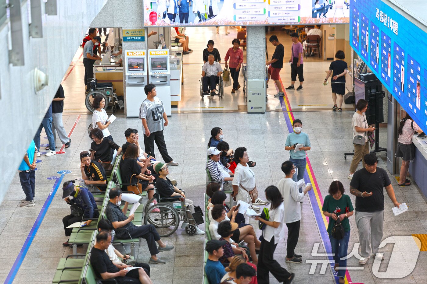 본문 이미지 - 상당수 전공의가 복귀한 1일 광주 동구 조선대학교 병원 1층 로비에 환자들이 진료 후 대기하고 있다. 2025.9.1/뉴스1 ⓒ News1 박지현 기자