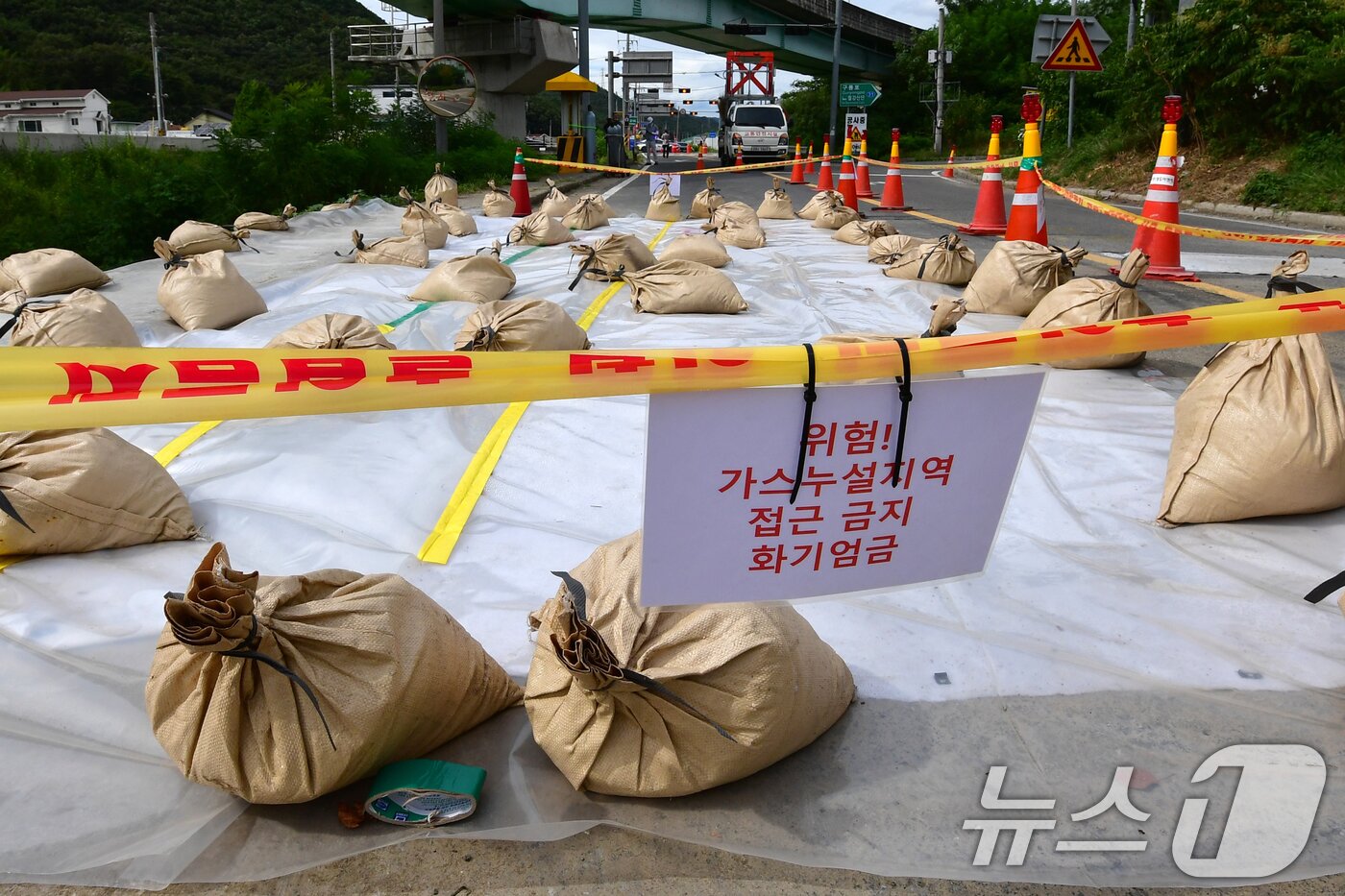 본문 이미지 - 1일 오후 경북 포항시 남구 연일읍 자명리 시도 5호선 도로 주변에서 LNG 가스 누출 사고로 양방향 도로 통행이 통제되고 있다.  2025.9.1/뉴스1 ⓒ News1 최창호 기자