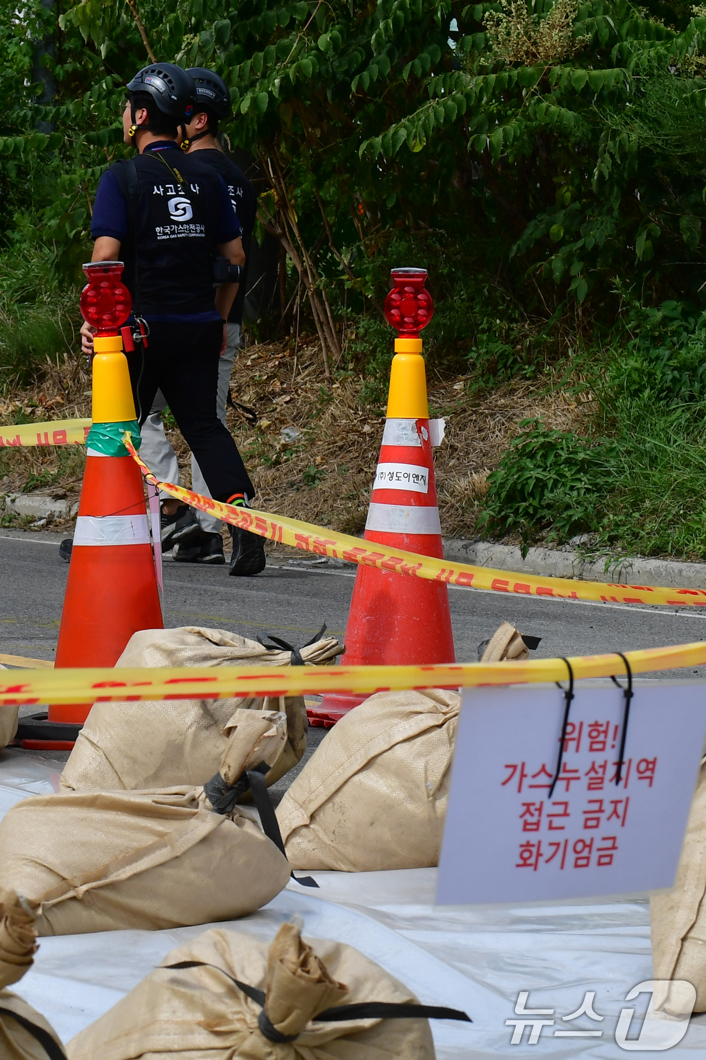 (포항=뉴스1) 최창호 기자 = 1일 오후 경북 포항시 남구 연일읍 자명리 시도 5호선 도로 주변에서 LNG 가스 누출 사고로 양방향 도로 통행이 통제된 가운데 가스안전공사 직원들 …