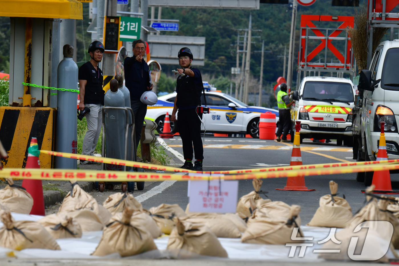 (포항=뉴스1) 최창호 기자 = 1일 오후 경북 포항시 남구 연일읍 자명리 시도 5호선 도로 주변에서 LNG 가스 누출 사고로 양방향 도로 통행이 통제된 가운데 가스안전공사 직원들 …