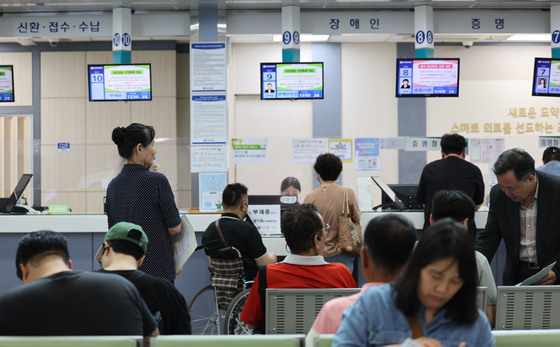 청장년층 병원 안 가서 건보혜택 못 받자, 정부 "건강 이용권 검토"