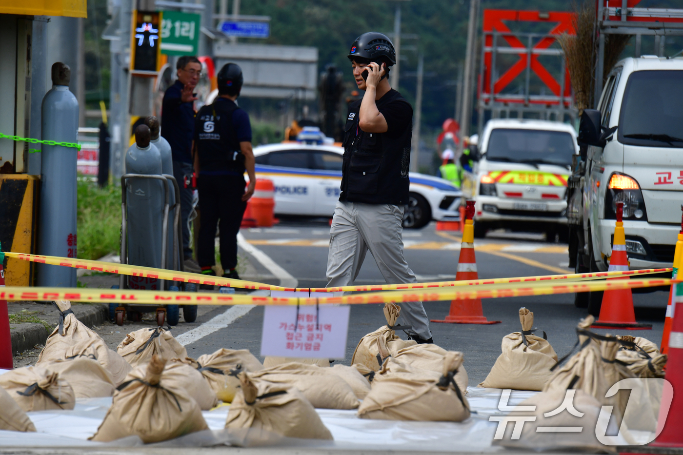(포항=뉴스1) 최창호 기자 = 1일 오후 경북 포항시 남구 연일읍 자명리 시도 5호선 도로 주변에서 LNG 가스 누출 사고로 양방향 도로 통행이 통제된 가운데 가스안전공사 직원들 …