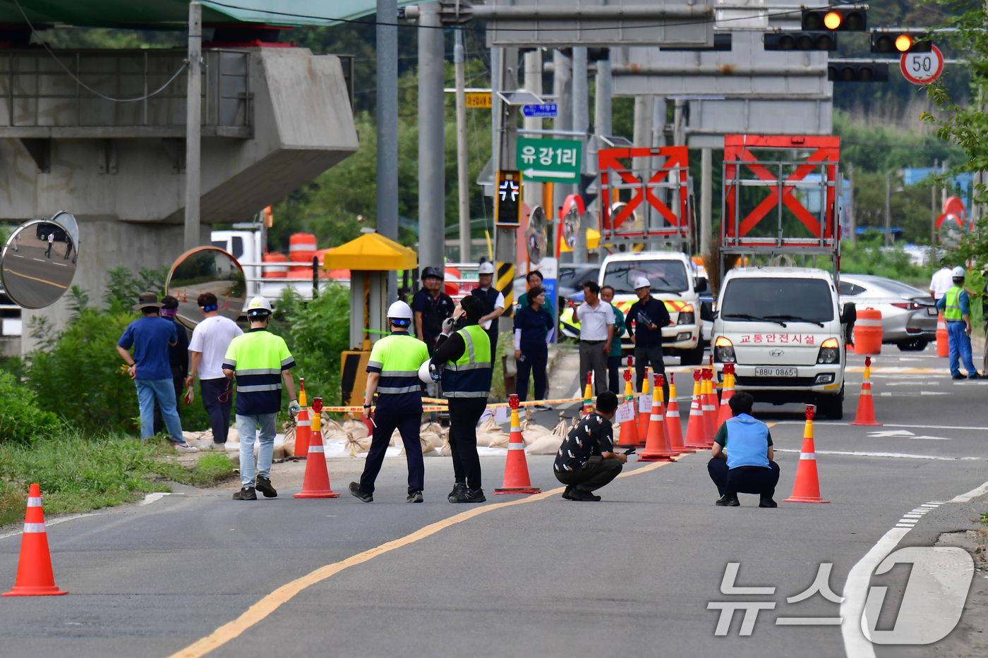 (포항=뉴스1) 최창호 기자 = 1일 오후 경북 포항시 남구 연일읍 자명리 시도 5호선 도로 주변에서 LNG 가스 누출 사고로 양방향 도로 통행이 통제된 가운데 가스안전공사 직원들 …