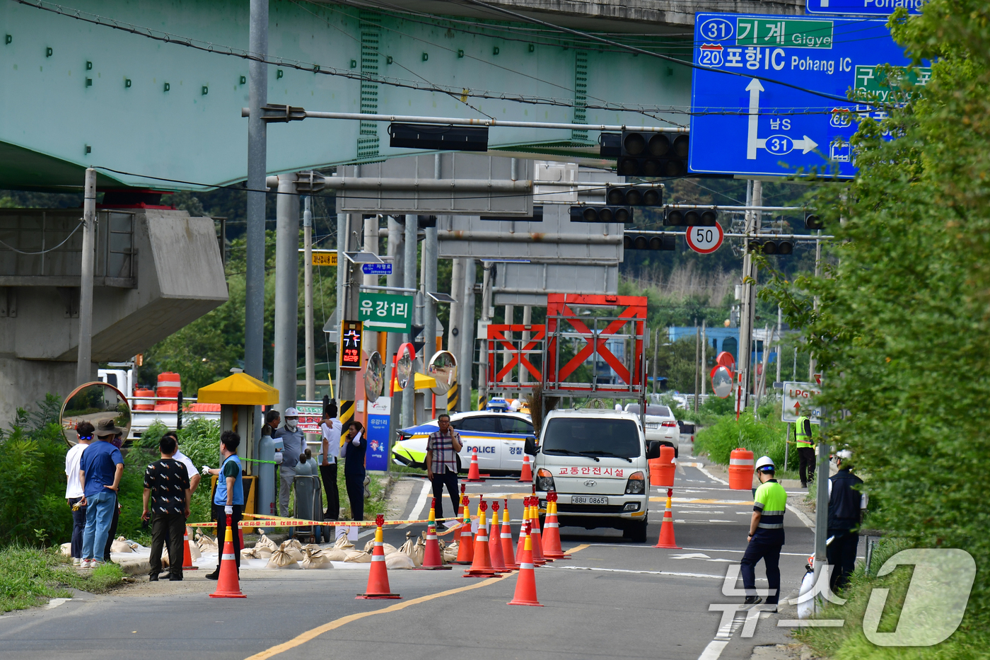 (포항=뉴스1) 최창호 기자 = 1일 오후 경북 포항시 남구 연일읍 자명리 시도 5호선 도로 주변에서 LNG 가스 누출 사고로 양방향 도로 통행이 통제된 가운데 가스안전공사 직원들 …
