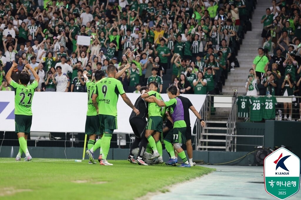 본문 이미지 - 지난해 강등 직전까지 추락했던 전북은 올 시즌 &#39;더블&#39;을 노리고 있다. &#40;한국프로축구연맹 제공&#41;