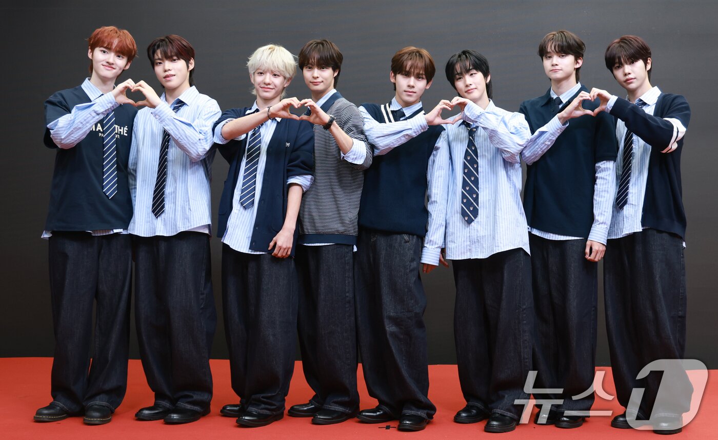 본문 이미지 - '비 마이 보이즈(B:MY BOYZ)' 데뷔 그룹 YUHZ(유어즈)의 강준성(왼쪽부터)와 이연태, 박세찬, 효, 문재일, 하루토, 카이, 김보현이 1일 오후 서울 용산구 썸머스타에서 가진 글로벌 기자회견에 참석해 포즈를 취하고 있다. 2025.9.1/뉴스1 ⓒ News1 권현진 기자